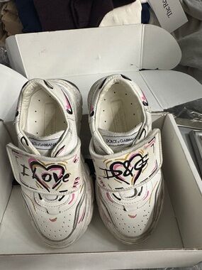 Dolce & Gabbana Kids White Sneakers with Pink and Gold Heart Graphics
